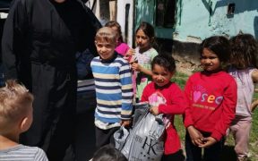 Alimente pentru persoanele nevoiaşe din Mediaş, Laslea şi Roandola, în cadrul Proiectului eparhial „Cămăruţa milosteniei””