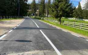 Drumul spre Păltiniș a fost asfaltat pe tronsonul din apropierea schitului