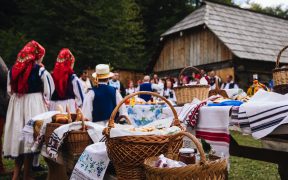 La „Târgul de primăvară”, producători tradiționali din Rășinari și Sebeșu de Jos prezintă vizitatorilor Muzeului ASTRA roadele muncii lor