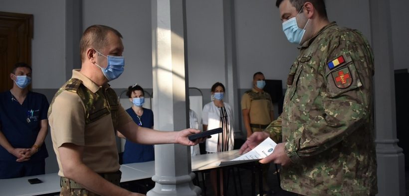 Medici ai Spitalului Militar din Sibiu au primit Semnul onorific În Serviciul Patriei