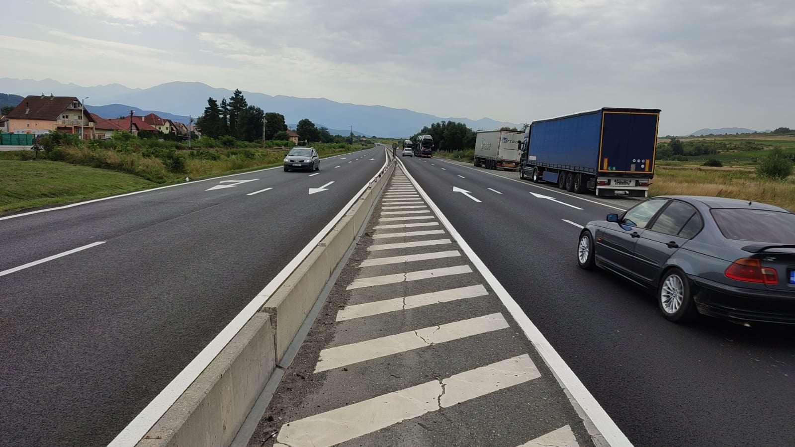 FOTO Lucrările de marcaje rutiere finalizate pe DN1 în zona Veștem - Șelimbăr FOTO Lucrările de marcaje rutiere finalizate pe DN1 în zona Veștem - Șelimbăr