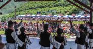 Festivalul „Bujorul de Munte” înflorește, în cântec și joc, la Gura Râului