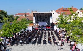 Imnul Gaudeamus a răsunat în Piața Habermann pentru viitorii medici și farmaciști