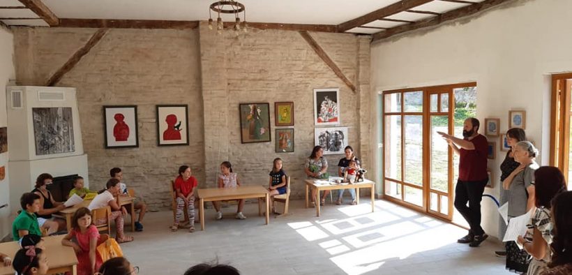 Bibliotecarii astriști susțin ateliere de lectură pentru copiii din cartierul Gușterița