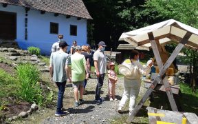 Retezatul știubeielor și pregătirea cerii pentru lumânări, în Muzeul ASTRA