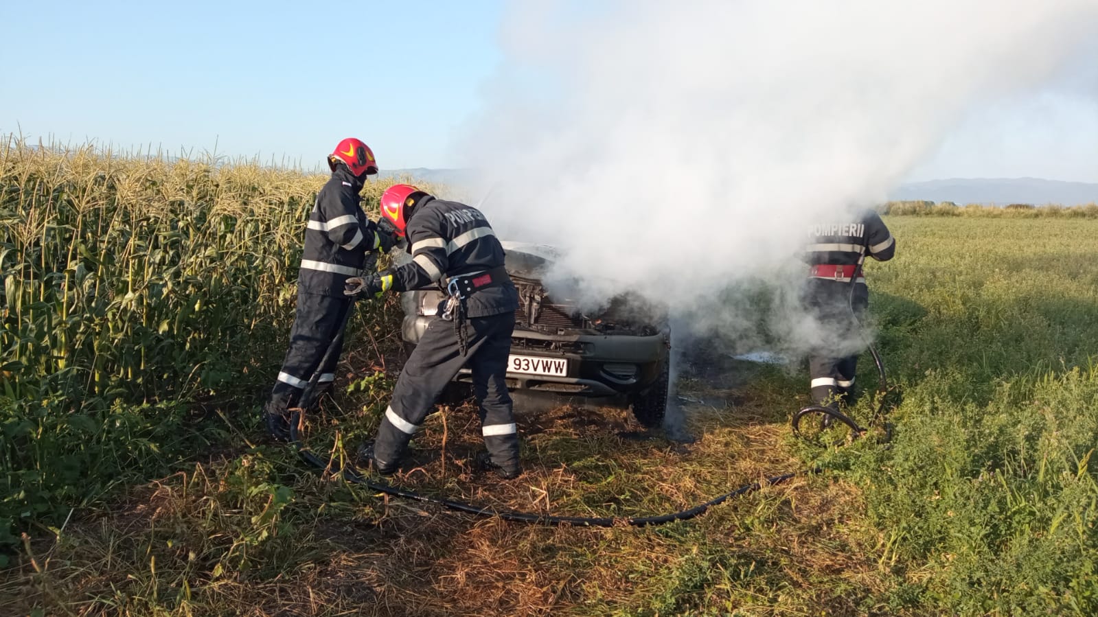 FOTO- Un autoturism de teren s-a făcut scrum în Șura Mare
