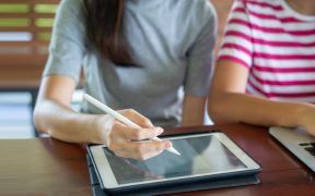 Banii europeni pentru elevii și profesorii din Mediaș – Se vor cumpăra tablete și laptouri
