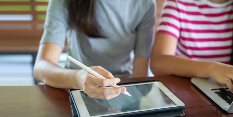 Banii europeni pentru elevii și profesorii din Mediaș – Se vor cumpăra tablete și laptouri