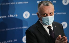 Infectările elevilor nu au nicio legătura cu școala. Cîmpeanu - "Sunt rezultatul activităților din ultima parte a vacanței"