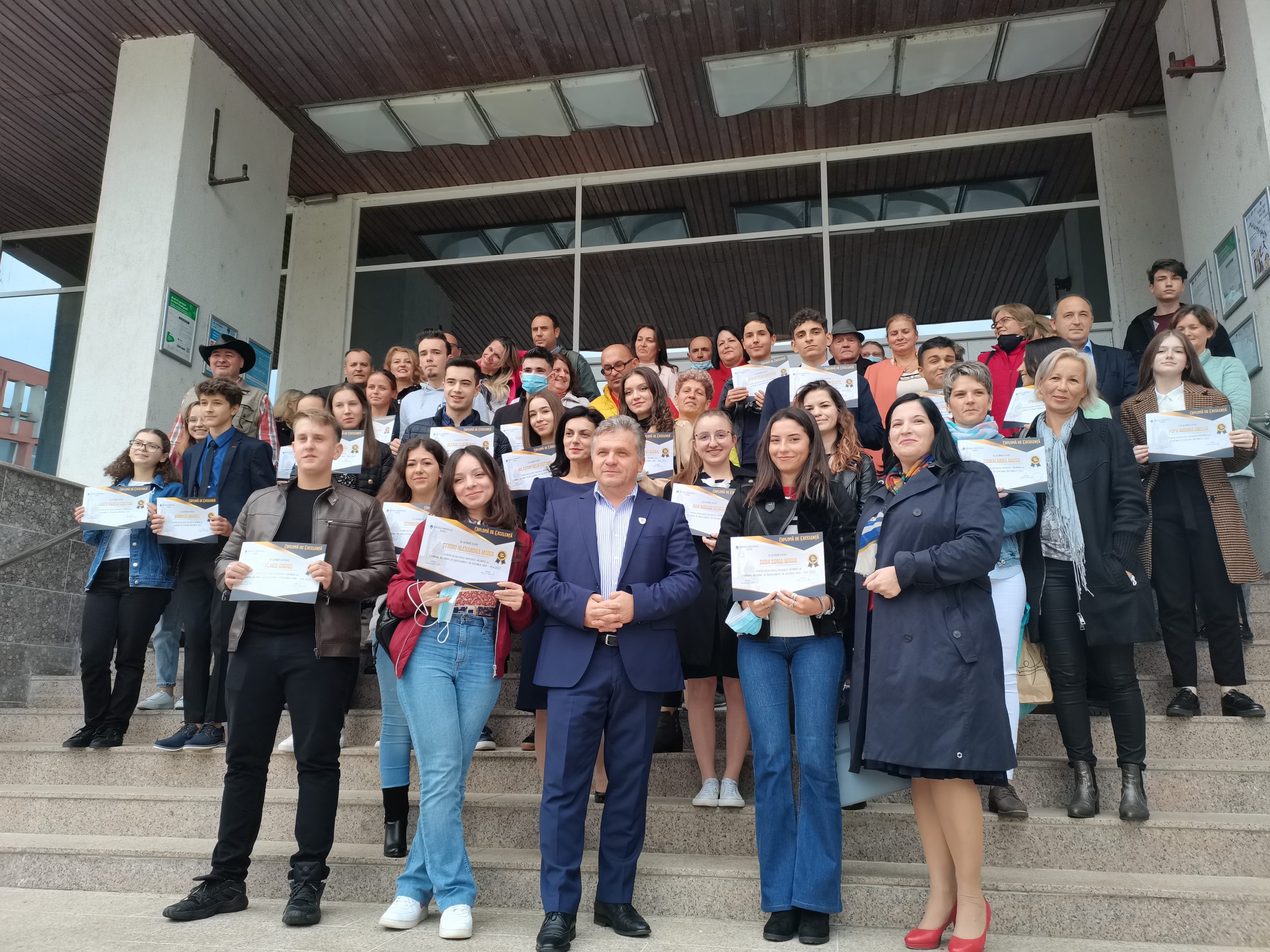 FOTO Elevii de zece la BAC şi la Evaluarea Naţională premiaţi de Primăria Mediaș