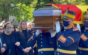 VIDEO Ivan Patzaichin a fost înmormânat cu onoruri militare. Sute de oamenii l-au condus pe ultimul drum