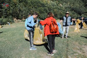 VIDEO- FOTO Munții Cindrel, răsfățați de autorități și localnicii din comuna Sadu printr-o acțiune de ecologizare