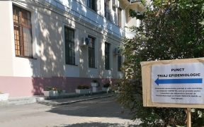 Testare rapidă la punctul de triaj epidemiologic din curtea Spitalului TBC Sibiu