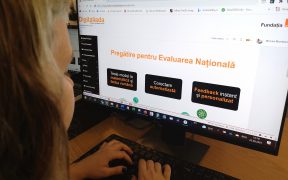 Peste 350 de elevi din județul Sibiu continuă programul Digitaliada în anul școlar 2021 - 2022