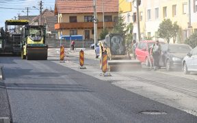 FOTO Se toarnă stat nou de asfalt pe strada Țiglari