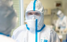 Aproape 4.000 de noi cazuri de COVID în România