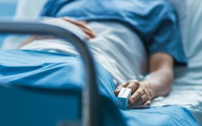 Un bărbat nevaccinat, infectat cu COVID, a murit la Mediaș