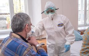 Ce spun specialiștii despre pacienții care ajung prea târziu la medic: Se tratează acasă cu ceai şi pălincă. COVID e o boală gravă