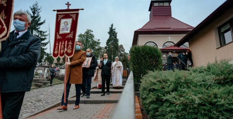 Hram şi momente de sărbătoare la Biserica „Sfinţii Apostoli Petru şi Pavel” din cimitirul Municipiului Mediaş
