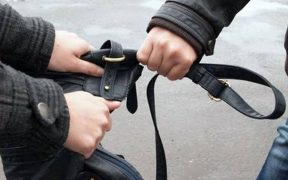 Medieșeancă amenințată și tâlhărită în plină stradă