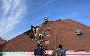 Acoperișul unei case de pe strada Eremia Grigorescu (Municipiul Sibiu) a luat foc