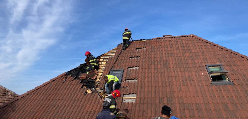 Acoperișul unei case de pe strada Eremia Grigorescu (Municipiul Sibiu) a luat foc