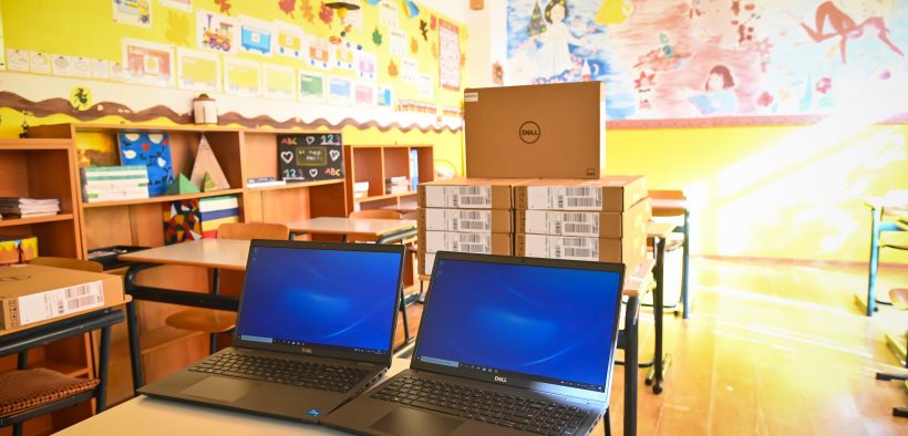 700 de laptopuri și alte 700 de web cam-uri achiziționate de Primăria Sibiu pentru școlile sibiene