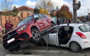 Trei copii şi doi adulţi implicați într-un accident pe strada Argeșului