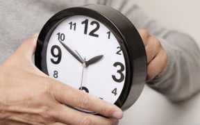 Când trecem la ora de iarnă. Ar putea fi ultimul an în care se schimbă ora