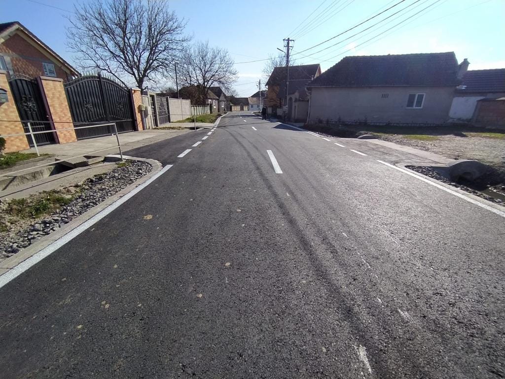 FOTO- Au fost finalizate lucrările de modernizare a drumului de la Primăria Veche din Bradu