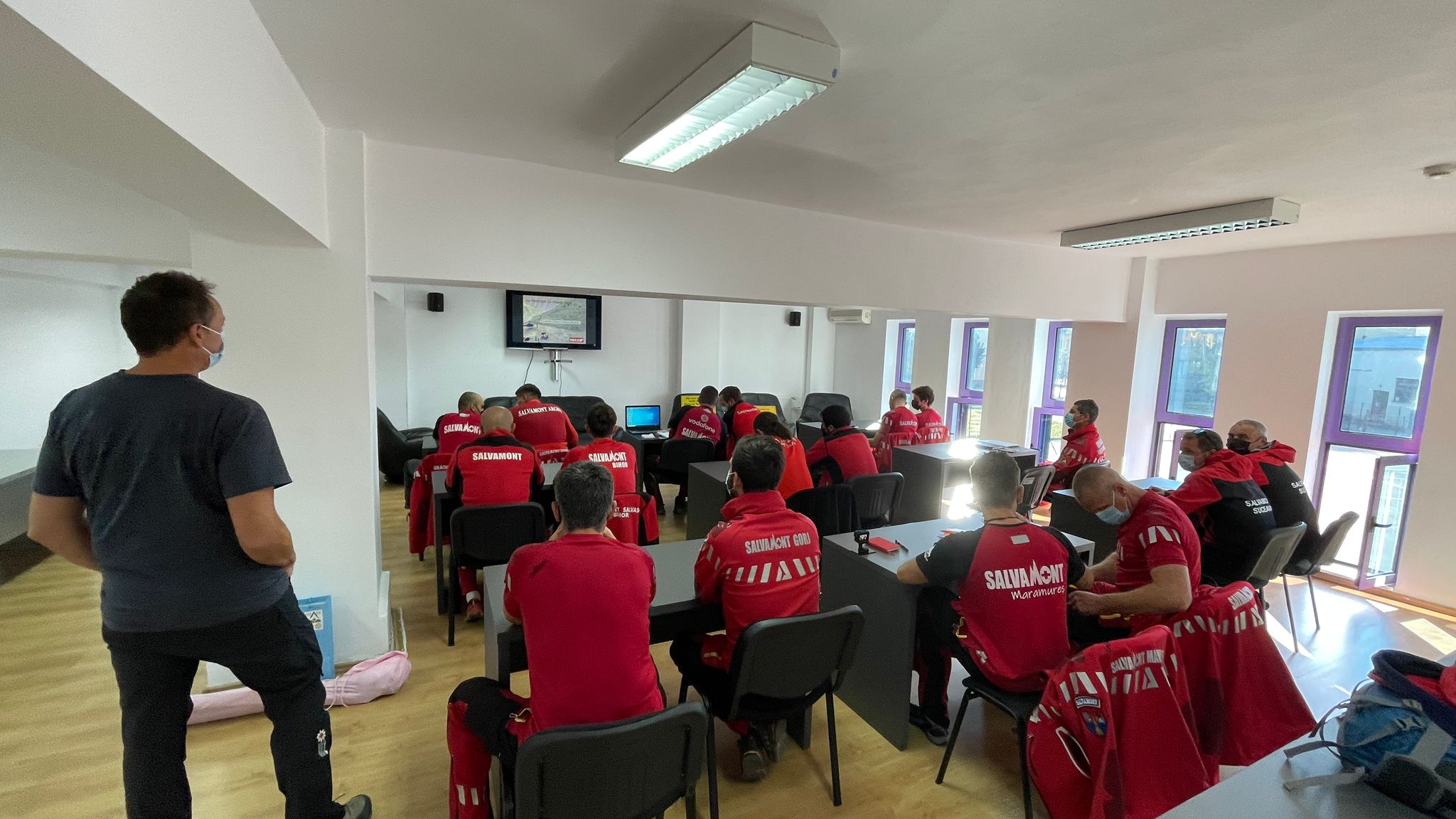 1.	Câți salvamontiști au participat la acțiune, câți dintre aceștia sunt sibieni? La exercitiul de formare cu aparatul Recco au participat 21 de salvamontisti din tara, cate 2 din fiecare judet ( Prahova, Arges, Maramures, Brasov, Mures, Alba, Bihor, Gorj, Suceava) iar de la Sibiu 2 salvamontisti si eu, in calitate de organizator cat si de salvator montan  2. Descrie, te rog,  importanța, utilitatea acestui aparat? Cum vă poate ajuta el mai repede sau mai bine în acțiunile de căutarea a persoanelor? Sistemul RECCO, este format dintr-un dispozitiv de localizare utilizat de salvamontiști și plăcuțe reflectoare pe care turiștii le pot purta în echipamente și cu ajutorul cărora este posibilă găsirea acestora. Detectorul poate localiza plăcuțele reflectoare pe o rază de până la 80 de metri în aer și 20 de metri la sol, respectiv o rază efectivă de 30 de metri în condiții de avalanșă. Sistemul este în prezent folosit de 900 de organizații de salvatori montani și resorturi de schi din 28 de țări din toată lumea. 3. Cât timp au durat acele cursuri? Cursul de pregatire cat si exercitiul a durat o zi. Prima parte a fost alocata cursului teoretic, iar a doua parte a constat in pregatirea efectiva a salvatorilor montani in utulizarea aparatului si gasirea unor placute Recco. 4. Sibiul deține acest aparat de 10 ani, câte intervenții ați avut cu acestea și cum va ajutat în salvarea vieților? Dacă poți să îmi dai și exemple concrete, ar fi și mai bine Spj Salvamont Sibiu a fost solicitat de-a lungul anilor, de catre formatii din intreaga tara, pentru gasirea unor persoane disparute in avalansa. Din pacate niciuna dintre victime nu avea imbracaminte cu acesta tehnologie, dar am reusit sa gasim semnal care a venit de la echipamentele turistilor, astfel am restrans zona de cautare, ulterior fiind gasiti prin sondare. In zonele de offpiste turistii ar trebui sa fie echipati cu echipament complet ( dispozitiv DVA, sonda, lopata). Acestea sunt un minim de echipament obligatoriu. Tehnologia recco are avantajul ca nu are nevoie de baterii pentru a emite, se afla in permanenta integrat in echipament, deci nu poate fi uitat acasa, facandu-l un sistem complementar si iti mareste sansele sa fi gasit in cazul in care ai fost surprins de avalansa.