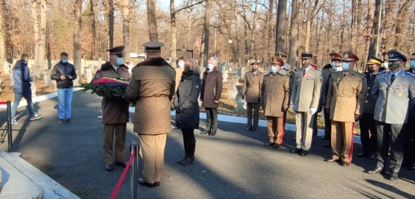 Depunere coroane și jerbe de flori la Monumentul Eroilor din Pădurea Dumbrava Sibiu