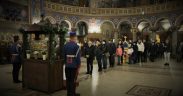 A zecea prăznuire a Sfântului Ierarh Andrei Şaguna, Mitropolitul Transilvaniei, la Catedrala mitropolitană din Sibiu a început în ajunul zilei de 30 noiembrie, când Înaltpreasfinţitul Laurenţiu, Arhiepiscopul Sibiului, Mitropolitul Ardealului şi locţiitor de episcop al Episcopiei Devei şi Hunedoarei, a oficiat slujba Privegherii. În soborul slujitor s-au aflat vicarul-administrativ al Arhiepiscopiei Sibului, arhimandritul Ioachim Tomoiagă, decanul Facultăţii de Teologie Ortodoxă „Sfântul Andrei Şaguna” din Sibiu, pr. prof. univ. dr. Daniel Buda, eclesiarhul Catedralei mitropolitane, protosinghelul Emilian Man, cadre didactice universitare, consilieri eparhiali, protopopi şi alţi slujitori ai sfintelor altare. Aşa cum s-a îndătinat în cei zece ani de când Sfântul Ierarh Andrei Şaguna a devenit ocrotitorul întregului Ardeal, după slujba Vecerniei şi a Litiei, soborul şi credincioşii au participat la o procesiune cu icoana şi moaştele Sfântului. Anul acesta, situaţia pandemică nu a permis organizarea procesiunii prin cetatea Sibiului, ci doar în jurul Catedralei mitropolitane. La finalul procesiunii, IPS Mitropolit Laurenţiu a vorbit celor prezenţi despre binecuvântarea cerească adusă peste credincioşii care cinstesc Sfinţii lui Dumnezeu şi despre marele dar făcut ardelenilor de Dumnezeu prin ocrotirea adusă de Sfântul Andrei Şaguna. „Sunt zece ani de la canonizarea ocrotitorului nostru, Sfântul Ierarh Andrei Şaguna, ctitorul Mitropoliei noastre, un om sfânt care, iată, de zece ani înalţă rugăciuni la Dumnezeu pentru ca harul şi mila Lui să coboare peste noi. Ocrotirea sa este simţită la tot pasul. Purtarea moaştelor Sfântului în jurul Catedralei noastre, pentru că atât s-a putut anul acesta, reprezintă ocrotirea pe care o revarsă asupra noastră, nu numai a celor din Biserică, ci şi celor din cetate şi din jurul cetăţii”, a spus ierarhul. Prima zi a sărbătorii hramului de la Catedrala mitropolitană din Sibiu a continuat cu slujba de sfinţire a celor patru icoane pentru închinare de pe catapeteasma locaşului de cult, icoane pictate şi aşezate de curând pentru ca cei care se roagă Mântuitorului Iisus Hristos, Maicii Domnului, Sfântului Ioan Botezătorul şi Sfântului Ierarh Nicolae să primească ajutor ceresc şi ocrotire. În încheierea, IPS Mitropolit Laurenţiu a oferit două diplome de cinstire unor oaspeţi din Braşov, din cadrul Inspectoratului de Jandarmi Judeţean „Nicolae Titulescu”. Pentru implicarea lor în organizarea sărbătorilor sfinte de la bisericile din Braşov, unde moaştele Sfântului Ierarh Andrei Şaguna au fost aduse adesea spre închinare, căpitanul Valerică Tinică şi plutonierul Roxana Elena Bănuţă au fost cinstiţi de IPS Mitropolit Laurenţiu în seara de priveghere dinaintea sărbătorii închinate Sfântului Apostol Andrei şi Sfântului Ierarh Andrei Şaguna. Cei doi jandarmi au fost însoţiţi de comandantul Inspectoratului de Jandarmi Judeţean Braşov, colonelul Cristian-Elly Paliştan şi au mulţumit ierarhului pentru cinstea acordată în zi de mare sărbătoare pentru întreaga Transilvanie.
