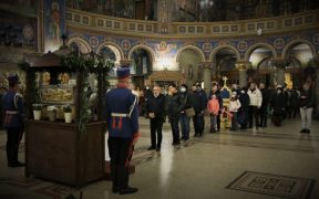 A zecea prăznuire a Sfântului Ierarh Andrei Şaguna, Mitropolitul Transilvaniei, la Catedrala mitropolitană din Sibiu a început în ajunul zilei de 30 noiembrie, când Înaltpreasfinţitul Laurenţiu, Arhiepiscopul Sibiului, Mitropolitul Ardealului şi locţiitor de episcop al Episcopiei Devei şi Hunedoarei, a oficiat slujba Privegherii. În soborul slujitor s-au aflat vicarul-administrativ al Arhiepiscopiei Sibului, arhimandritul Ioachim Tomoiagă, decanul Facultăţii de Teologie Ortodoxă „Sfântul Andrei Şaguna” din Sibiu, pr. prof. univ. dr. Daniel Buda, eclesiarhul Catedralei mitropolitane, protosinghelul Emilian Man, cadre didactice universitare, consilieri eparhiali, protopopi şi alţi slujitori ai sfintelor altare. Aşa cum s-a îndătinat în cei zece ani de când Sfântul Ierarh Andrei Şaguna a devenit ocrotitorul întregului Ardeal, după slujba Vecerniei şi a Litiei, soborul şi credincioşii au participat la o procesiune cu icoana şi moaştele Sfântului. Anul acesta, situaţia pandemică nu a permis organizarea procesiunii prin cetatea Sibiului, ci doar în jurul Catedralei mitropolitane. La finalul procesiunii, IPS Mitropolit Laurenţiu a vorbit celor prezenţi despre binecuvântarea cerească adusă peste credincioşii care cinstesc Sfinţii lui Dumnezeu şi despre marele dar făcut ardelenilor de Dumnezeu prin ocrotirea adusă de Sfântul Andrei Şaguna. „Sunt zece ani de la canonizarea ocrotitorului nostru, Sfântul Ierarh Andrei Şaguna, ctitorul Mitropoliei noastre, un om sfânt care, iată, de zece ani înalţă rugăciuni la Dumnezeu pentru ca harul şi mila Lui să coboare peste noi. Ocrotirea sa este simţită la tot pasul. Purtarea moaştelor Sfântului în jurul Catedralei noastre, pentru că atât s-a putut anul acesta, reprezintă ocrotirea pe care o revarsă asupra noastră, nu numai a celor din Biserică, ci şi celor din cetate şi din jurul cetăţii”, a spus ierarhul. Prima zi a sărbătorii hramului de la Catedrala mitropolitană din Sibiu a continuat cu slujba de sfinţire a celor patru icoane pentru închinare de pe catapeteasma locaşului de cult, icoane pictate şi aşezate de curând pentru ca cei care se roagă Mântuitorului Iisus Hristos, Maicii Domnului, Sfântului Ioan Botezătorul şi Sfântului Ierarh Nicolae să primească ajutor ceresc şi ocrotire. În încheierea, IPS Mitropolit Laurenţiu a oferit două diplome de cinstire unor oaspeţi din Braşov, din cadrul Inspectoratului de Jandarmi Judeţean „Nicolae Titulescu”. Pentru implicarea lor în organizarea sărbătorilor sfinte de la bisericile din Braşov, unde moaştele Sfântului Ierarh Andrei Şaguna au fost aduse adesea spre închinare, căpitanul Valerică Tinică şi plutonierul Roxana Elena Bănuţă au fost cinstiţi de IPS Mitropolit Laurenţiu în seara de priveghere dinaintea sărbătorii închinate Sfântului Apostol Andrei şi Sfântului Ierarh Andrei Şaguna. Cei doi jandarmi au fost însoţiţi de comandantul Inspectoratului de Jandarmi Judeţean Braşov, colonelul Cristian-Elly Paliştan şi au mulţumit ierarhului pentru cinstea acordată în zi de mare sărbătoare pentru întreaga Transilvanie.