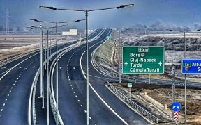 Se toarnă ultimul strat de asflat pe două din sectoarele autostrăzii Transilvania
