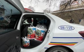 Spiridușii în uniformă a lui Moș Crăciun în vizită la copiii din Cisnădie
