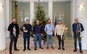 Colindătorii Filarmonicii de Stat Sibiu au sosit cu daruri muzicale la Primăria municipiului Sibiu