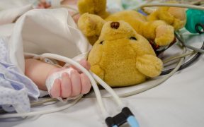 Artişti tineri şi consacraţi îşi dau mâinile pentru a salva inimi de copii