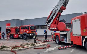 Pompieri militari şi un echipaj SMURD efectuează un exerciţiu în Şelimbăr