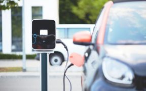 Primăria Șelimbăr construiește două stații de încărcare auto electrice