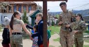 Elevii Şcolii Militare de Comunicaţii din Sibiu au dus daruri copiilor de la Valea Plopului