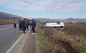 Microbuz transport persoane răsturnat pe DN 14, între Mediaș și Brateiu