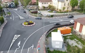 Reprezentanții Primăriei Municipiului Sibiu au refăcut marcajele rutiere din sensul giratoriu situat la intersecția străzilor Calea Poplăcii, Cristianului și Avrig
