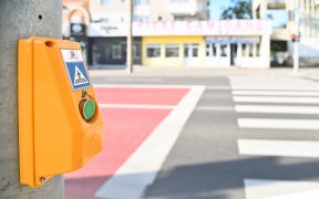 Un nou semafor cu buton pentru siguranța pietonilor