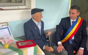 Sărbătoare la Veseud: veteran de război aniversat la împlinirea vârstei de 100 ani