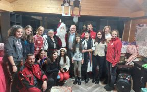 Moș Crăciun de la Crucea Roșie Sibiu ajunge la 33 de copilași mai puțin norocoși