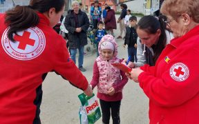 Crucea Roșie a dăruit detergent familiilor nevoiașe