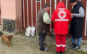 Crucea Roșie a împărțit alimente familiilor sărace
