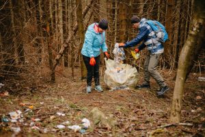”Drumețenie” la Păltiniș: o tonă de gunoaie