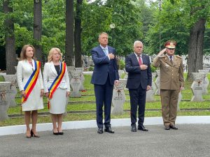 Președintele Klaus Iohannis a depus o coroană la Cimitirul Eroilor din Sibiu